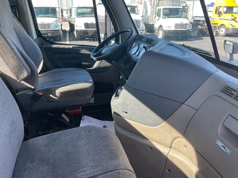 Day Cab Tractor-Heavy Duty Tractors-Freightliner-2018-Cascadia 12564ST-Indianapolis-IN-532,565\n\t\tmiles-$ 32,250 - Image 14