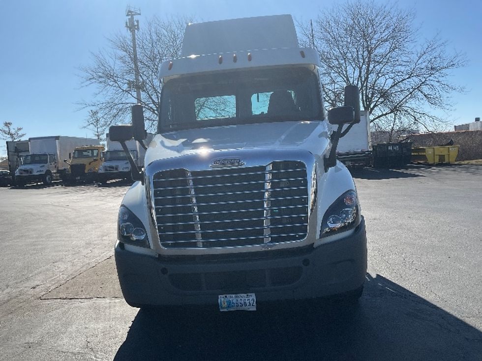 Day Cab Tractor-Heavy Duty Tractors-Freightliner-2018-Cascadia 12564ST-Indianapolis-IN-532,565\n\t\tmiles-$ 32,250 - Image 2