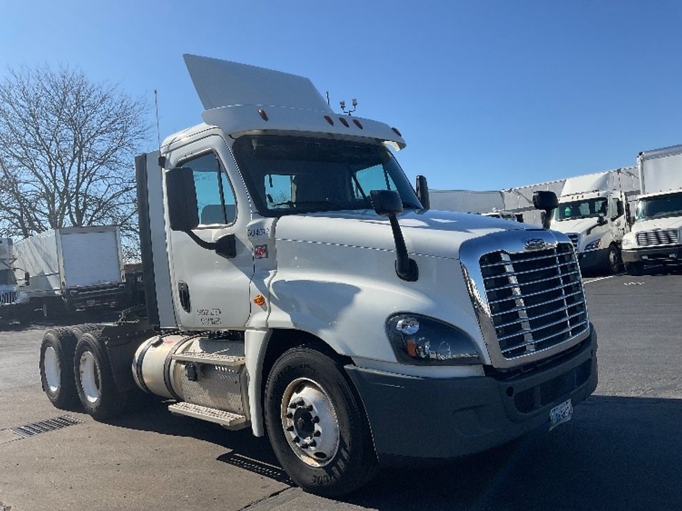 Day Cab Tractor-Heavy Duty Tractors-Freightliner-2018-Cascadia 12564ST-Indianapolis-IN-532,565\n\t\tmiles-$ 32,250 - Image 3