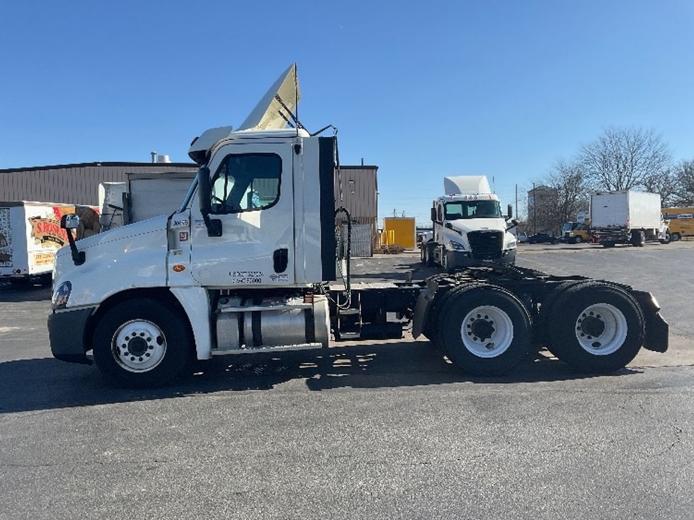 Day Cab Tractor-Heavy Duty Tractors-Freightliner-2018-Cascadia 12564ST-Indianapolis-IN-532,565\n\t\tmiles-$ 32,250 - Image 4
