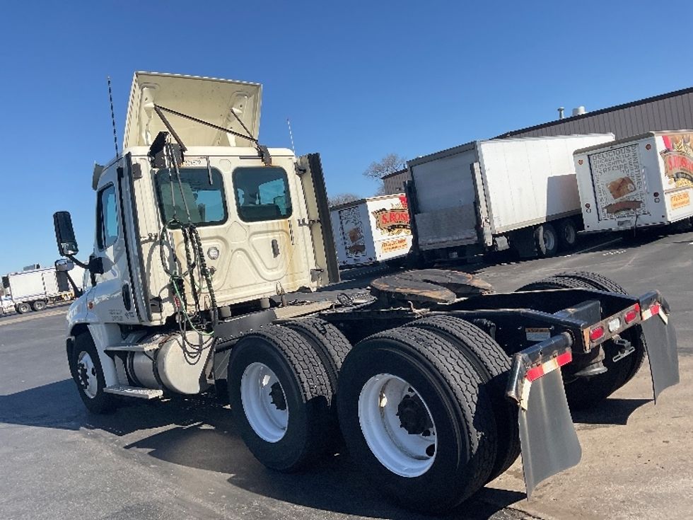 Day Cab Tractor-Heavy Duty Tractors-Freightliner-2018-Cascadia 12564ST-Indianapolis-IN-532,565\n\t\tmiles-$ 32,250 - Image 5