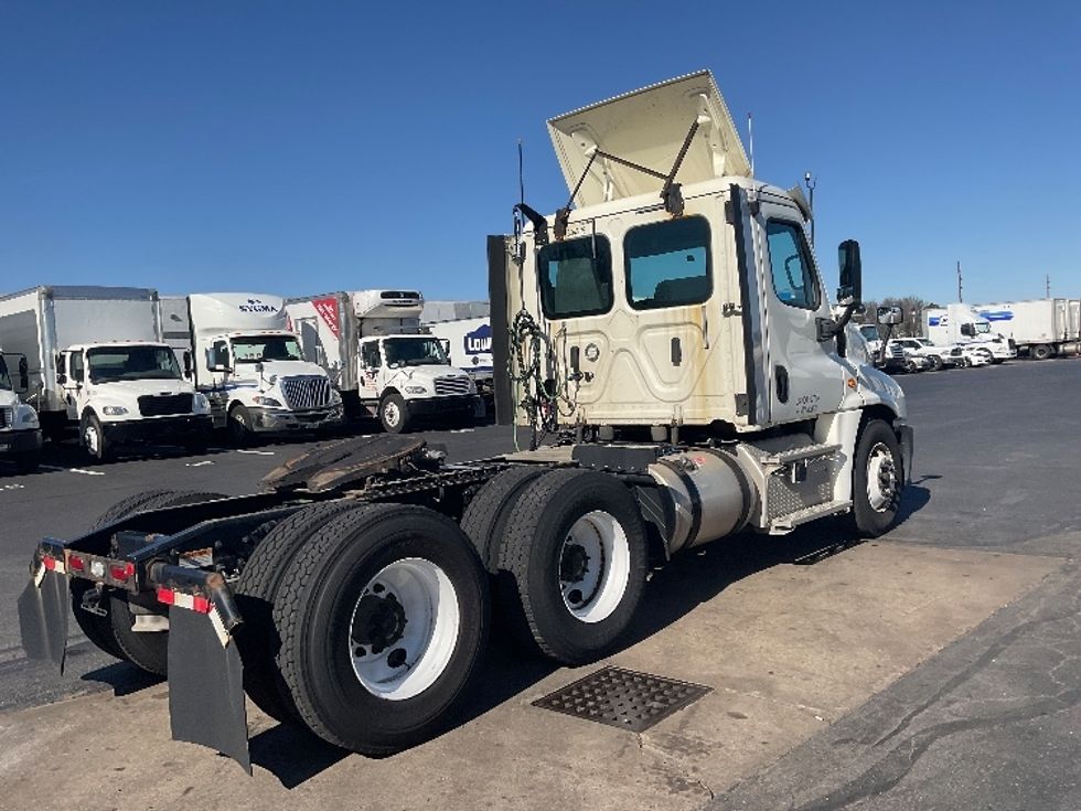 Day Cab Tractor-Heavy Duty Tractors-Freightliner-2018-Cascadia 12564ST-Indianapolis-IN-532,565\n\t\tmiles-$ 32,250 - Image 7