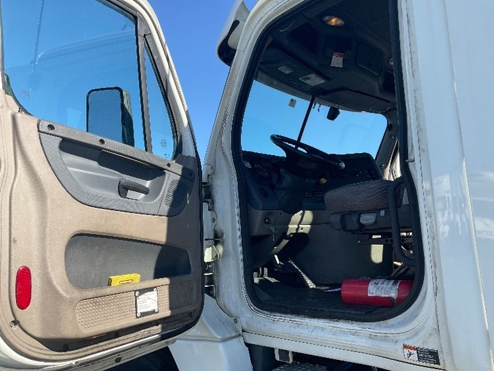 Day Cab Tractor-Heavy Duty Tractors-Freightliner-2018-Cascadia 12564ST-Indianapolis-IN-532,565\n\t\tmiles-$ 32,250 - Image 9