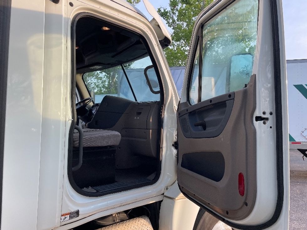 Day Cab Tractor-Heavy Duty Tractors-Freightliner-2018-Cascadia 12564ST-Jacksonville-FL-204,675\n\t\tmiles-$ 49,250 - Image 12