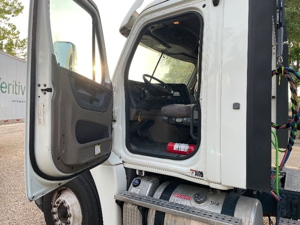 Day Cab Tractor-Heavy Duty Tractors-Freightliner-2018-Cascadia 12564ST-Jacksonville-FL-204,675\n\t\tmiles-$ 49,250 - Image 9