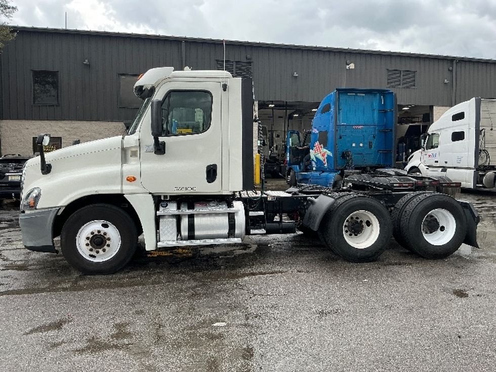 Day Cab Tractor-Heavy Duty Tractors-Freightliner-2018-Cascadia 12564ST-Jacksonville-FL-489,917\n\t\tmiles-$ 38,250 - Image 4