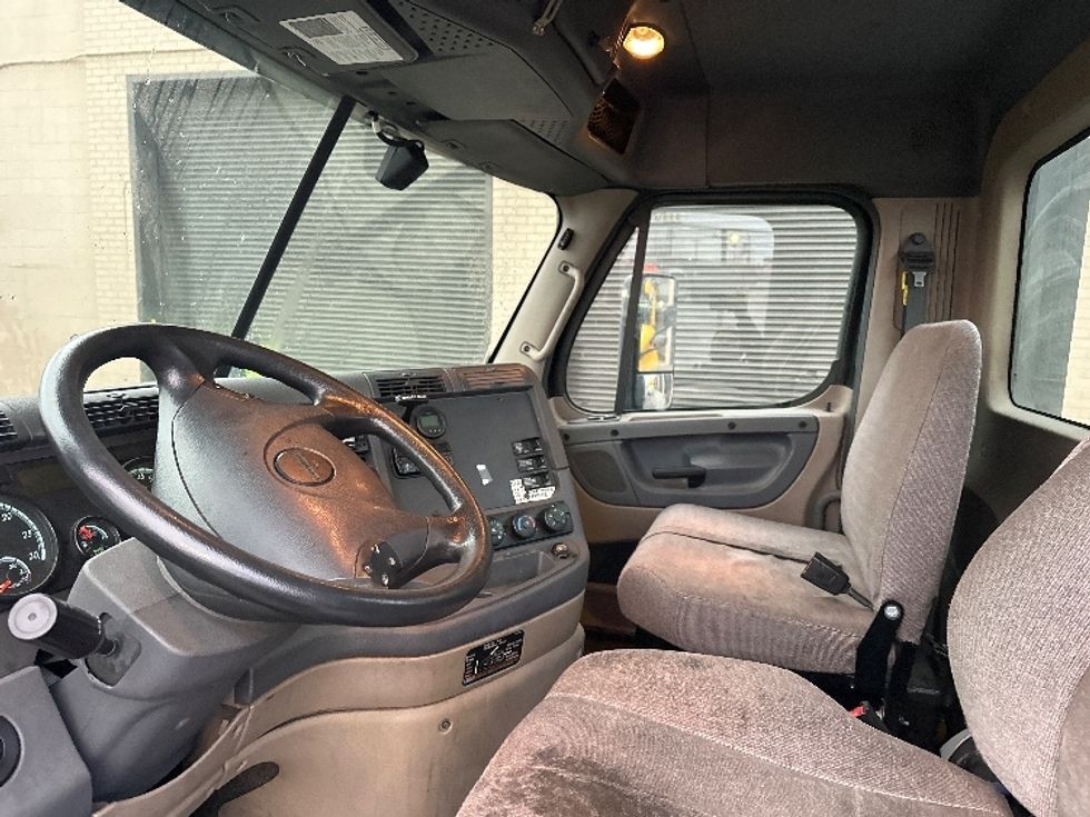 Day Cab Tractor-Heavy Duty Tractors-Freightliner-2018-Cascadia 12564ST-Jamaica-NY-252,624\n\t\tmiles-$ 35,500 - Image 10