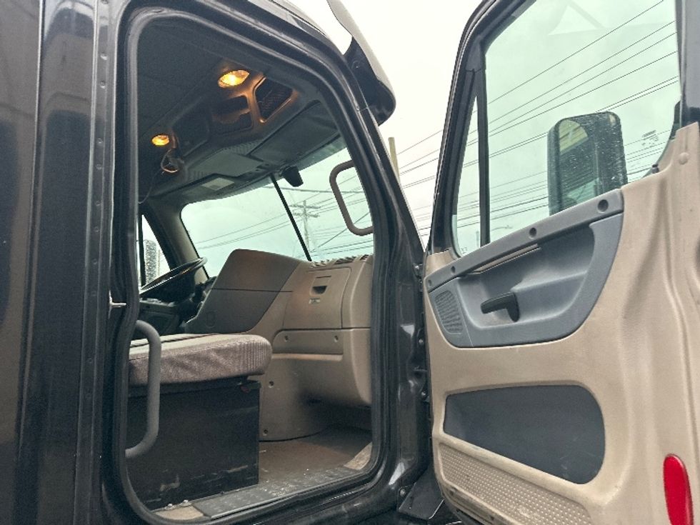 Day Cab Tractor-Heavy Duty Tractors-Freightliner-2018-Cascadia 12564ST-Jamaica-NY-252,624\n\t\tmiles-$ 35,500 - Image 12