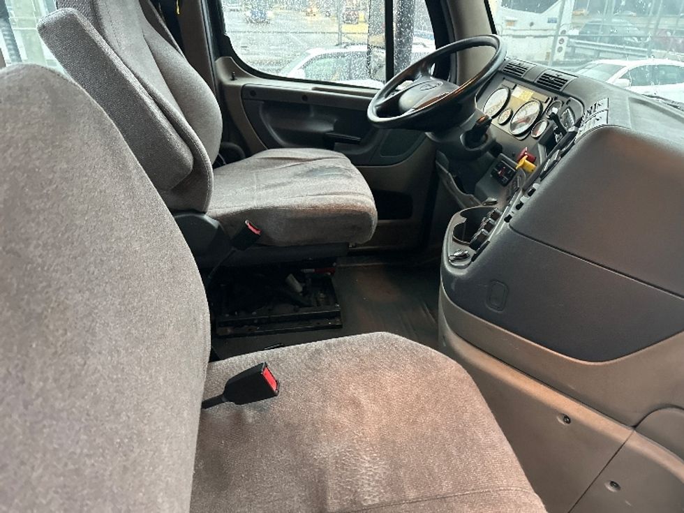 Day Cab Tractor-Heavy Duty Tractors-Freightliner-2018-Cascadia 12564ST-Jamaica-NY-252,624\n\t\tmiles-$ 35,500 - Image 14