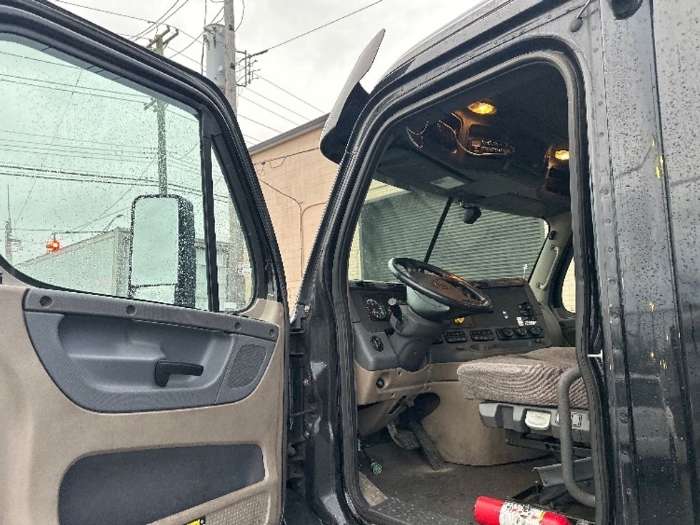 Day Cab Tractor-Heavy Duty Tractors-Freightliner-2018-Cascadia 12564ST-Jamaica-NY-252,624\n\t\tmiles-$ 35,500 - Image 9