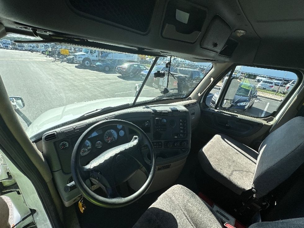Day Cab Tractor-Heavy Duty Tractors-Freightliner-2018-Cascadia 12564ST-Jessup-MD-288,579\n\t\tmiles-$ 35,250 - Image 10