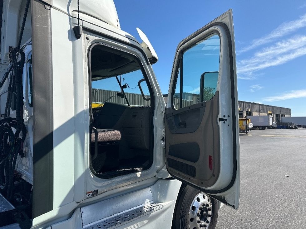 Day Cab Tractor-Heavy Duty Tractors-Freightliner-2018-Cascadia 12564ST-Jessup-MD-288,579\n\t\tmiles-$ 35,250 - Image 12