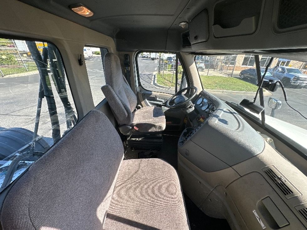Day Cab Tractor-Heavy Duty Tractors-Freightliner-2018-Cascadia 12564ST-Jessup-MD-288,579\n\t\tmiles-$ 35,250 - Image 14