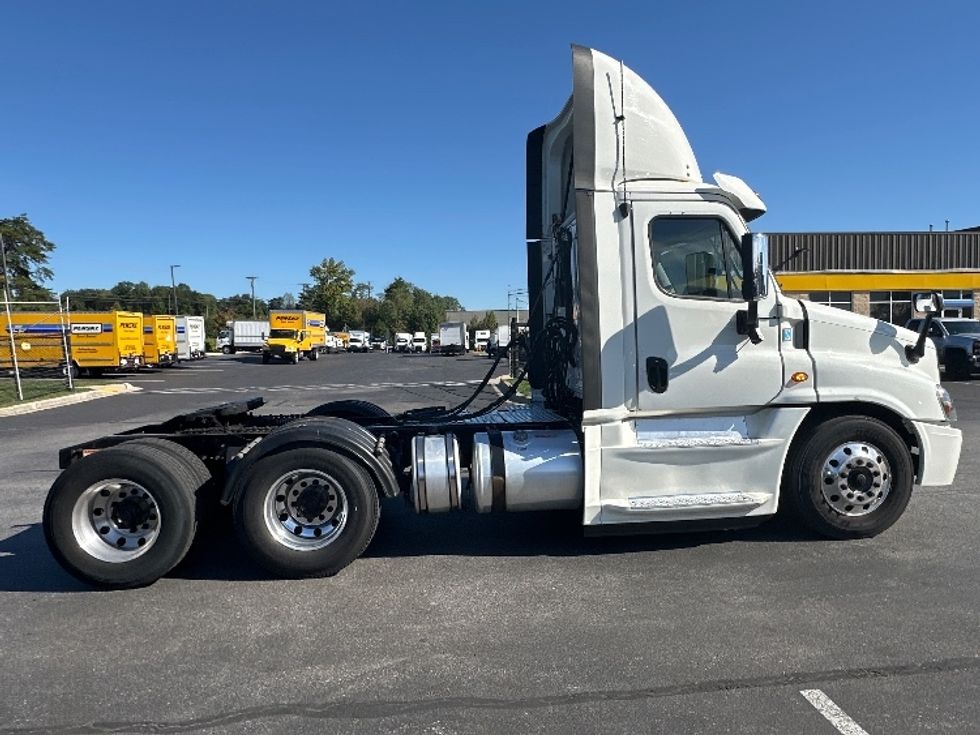 Day Cab Tractor-Heavy Duty Tractors-Freightliner-2018-Cascadia 12564ST-Jessup-MD-288,579\n\t\tmiles-$ 35,250 - Image 8