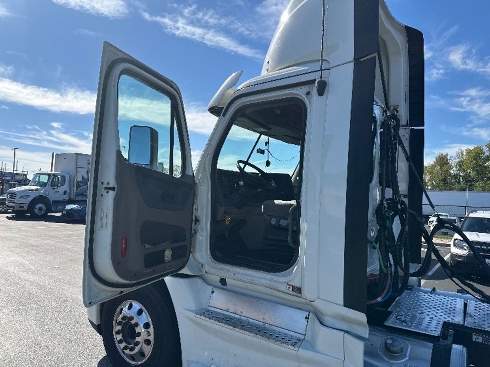 Day Cab Tractor-Heavy Duty Tractors-Freightliner-2018-Cascadia 12564ST-Jessup-MD-288,579\n\t\tmiles-$ 35,250 - Image 9