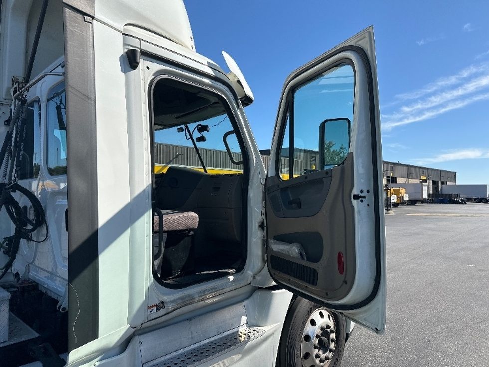 Day Cab Tractor-Heavy Duty Tractors-Freightliner-2018-Cascadia 12564ST-Jessup-MD-370,226\n\t\tmiles-$ 36,250 - Image 12