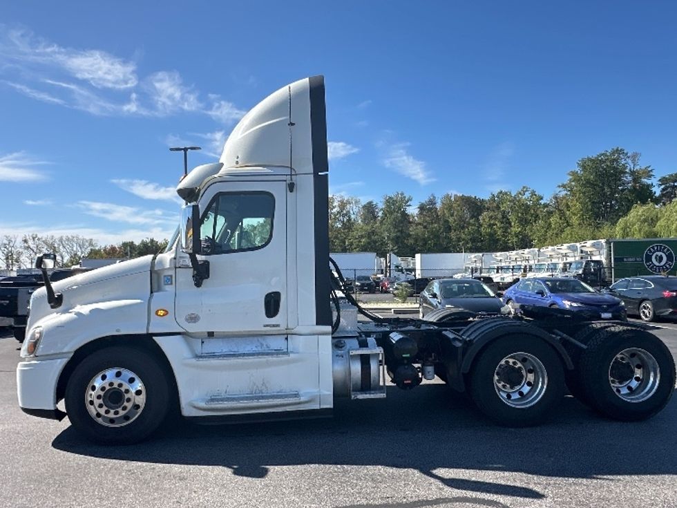 Day Cab Tractor-Heavy Duty Tractors-Freightliner-2018-Cascadia 12564ST-Jessup-MD-370,226\n\t\tmiles-$ 36,250 - Image 4