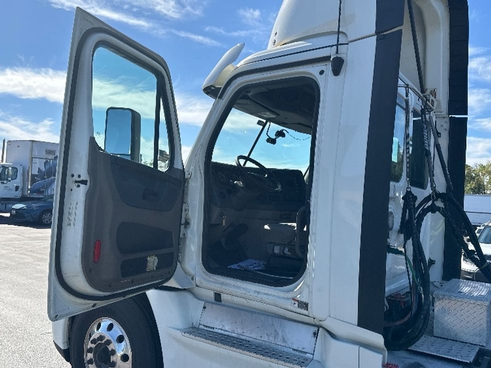 Day Cab Tractor-Heavy Duty Tractors-Freightliner-2018-Cascadia 12564ST-Jessup-MD-370,226\n\t\tmiles-$ 36,250 - Image 9