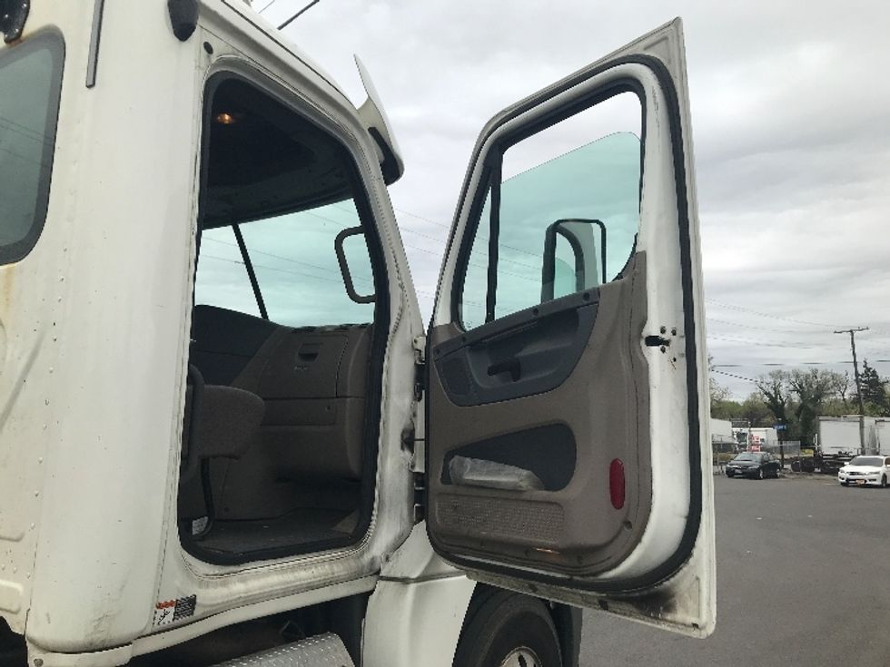 Day Cab Tractor-Heavy Duty Tractors-Freightliner-2018-Cascadia 12564ST-Jessup-MD-413,268\n\t\tmiles-$ 33,250 - Image 12