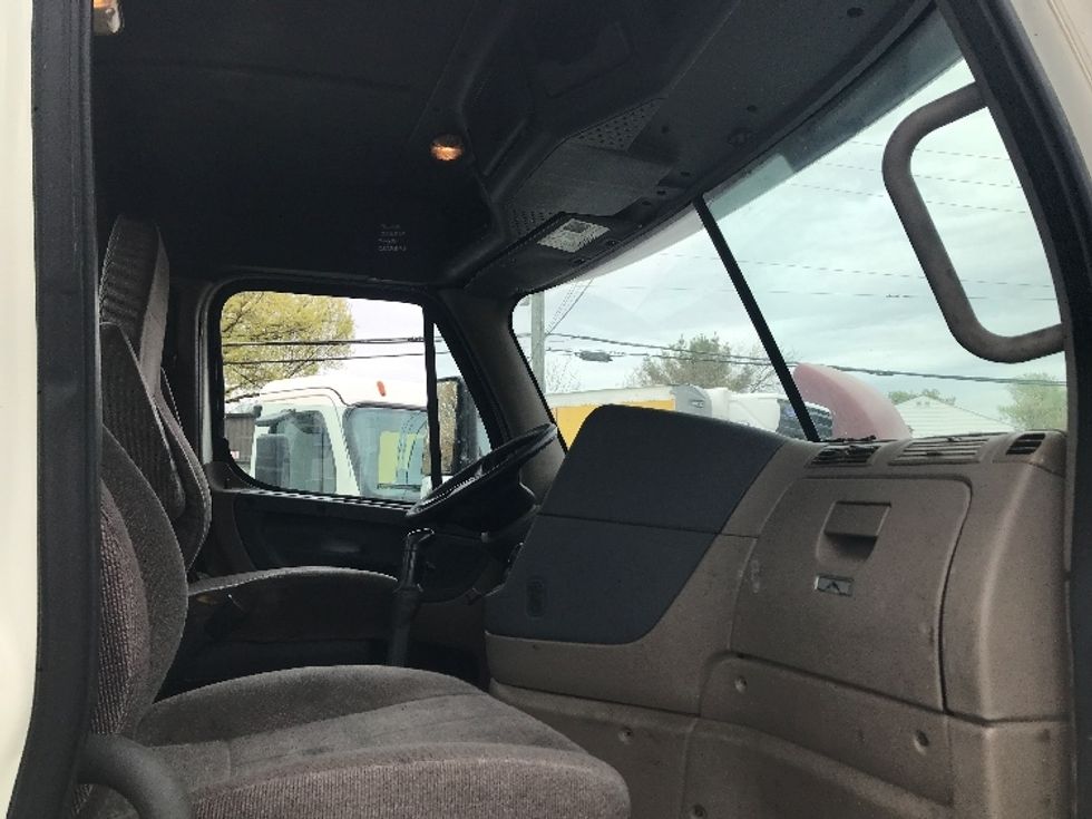 Day Cab Tractor-Heavy Duty Tractors-Freightliner-2018-Cascadia 12564ST-Jessup-MD-413,268\n\t\tmiles-$ 33,250 - Image 13