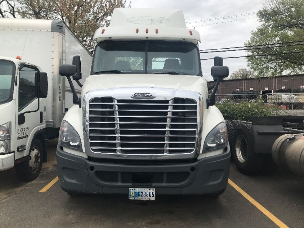 Day Cab Tractor-Heavy Duty Tractors-Freightliner-2018-Cascadia 12564ST-Jessup-MD-413,268\n\t\tmiles-$ 33,250 - Image 2