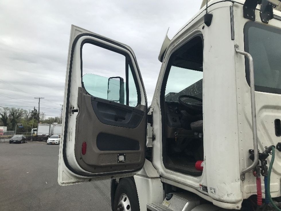 Day Cab Tractor-Heavy Duty Tractors-Freightliner-2018-Cascadia 12564ST-Jessup-MD-413,268\n\t\tmiles-$ 33,250 - Image 9