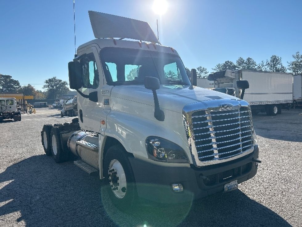 Day Cab Tractor-Heavy Duty Tractors-Freightliner-2018-Cascadia 12564ST-Jonesboro-GA-281,150\n\t\tmiles-$ 45,000 - Image 1