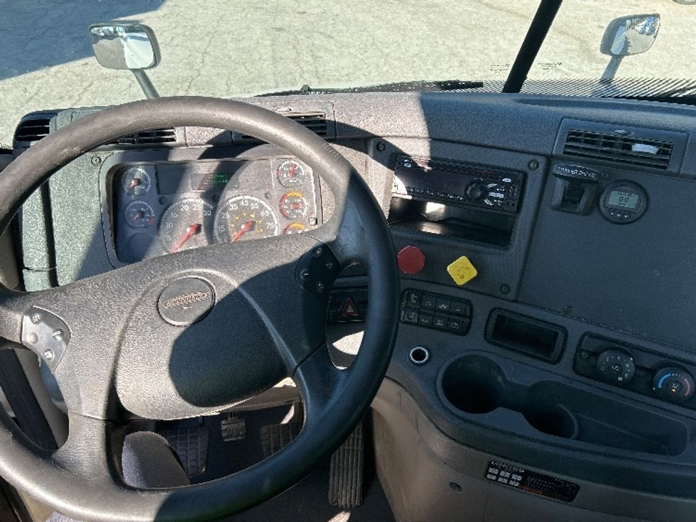 Day Cab Tractor-Heavy Duty Tractors-Freightliner-2018-Cascadia 12564ST-Jonesboro-GA-281,150\n\t\tmiles-$ 45,000 - Image 11