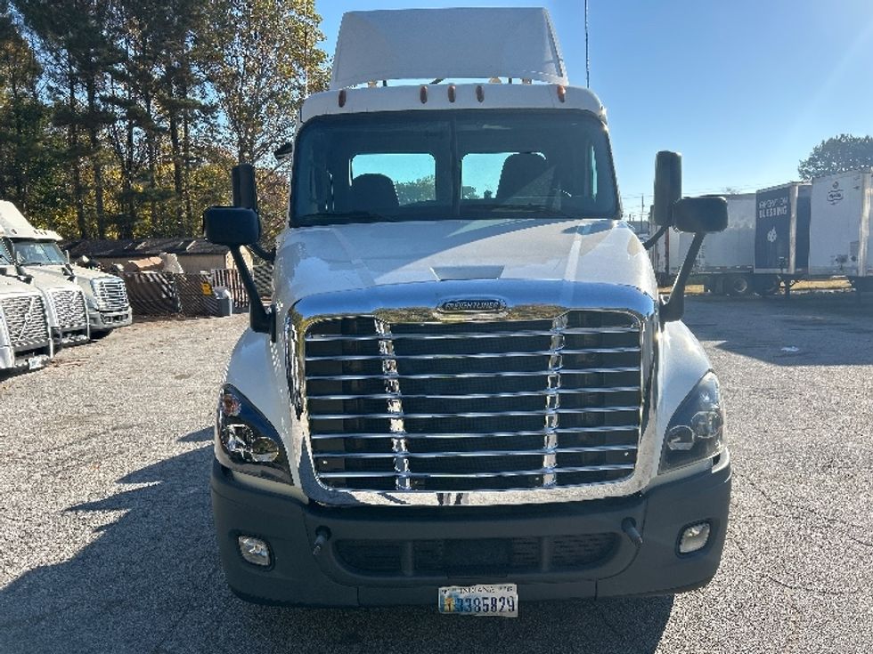 Day Cab Tractor-Heavy Duty Tractors-Freightliner-2018-Cascadia 12564ST-Jonesboro-GA-281,150\n\t\tmiles-$ 45,000 - Image 2