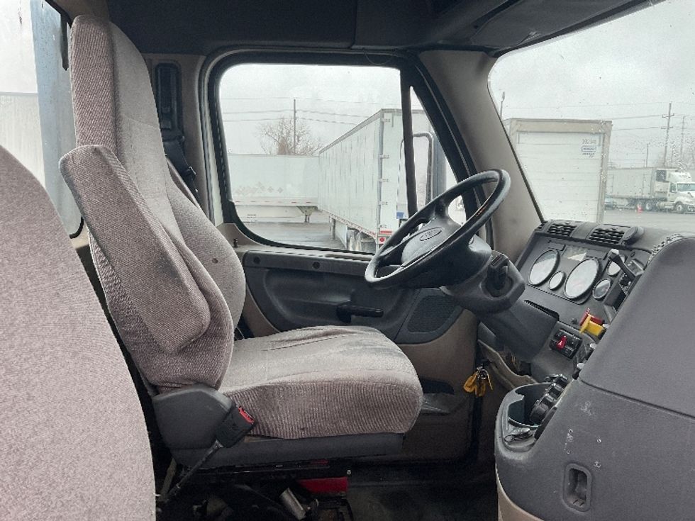 Day Cab Tractor-Heavy Duty Tractors-Freightliner-2018-Cascadia 12564ST-Kansas City-MO-402,828\n\t\tmiles-$ 39,250 - Image 14