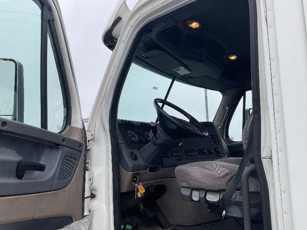 Day Cab Tractor-Heavy Duty Tractors-Freightliner-2018-Cascadia 12564ST-Kansas City-MO-402,828\n\t\tmiles-$ 39,250 - Image 9