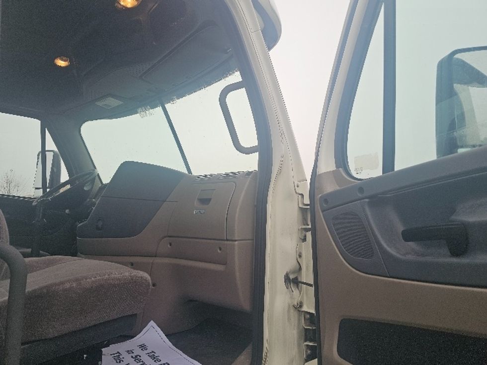 Day Cab Tractor-Heavy Duty Tractors-Freightliner-2018-Cascadia 12564ST-Kansas City-MO-442,326\n\t\tmiles-$ 31,500 - Image 12