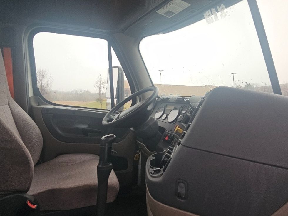 Day Cab Tractor-Heavy Duty Tractors-Freightliner-2018-Cascadia 12564ST-Kansas City-MO-442,326\n\t\tmiles-$ 31,500 - Image 14