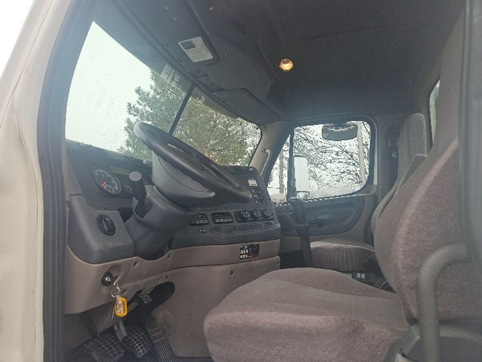 Day Cab Tractor-Heavy Duty Tractors-Freightliner-2018-Cascadia 12564ST-Kansas City-MO-442,326\n\t\tmiles-$ 31,500 - Image 9