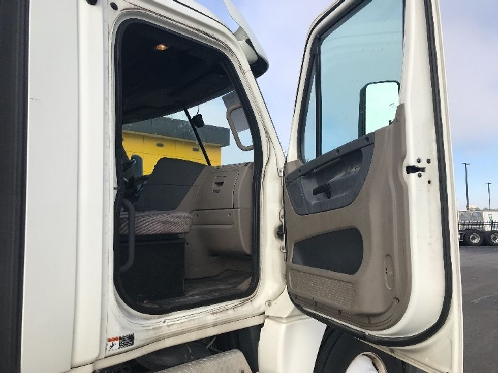 Day Cab Tractor-Heavy Duty Tractors-Freightliner-2018-Cascadia 12564ST-Kansas City-MO-453,869\n\t\tmiles-$ 34,500 - Image 12