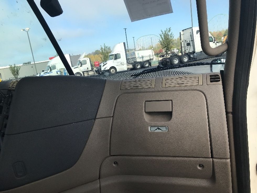Day Cab Tractor-Heavy Duty Tractors-Freightliner-2018-Cascadia 12564ST-Kansas City-MO-453,869\n\t\tmiles-$ 34,500 - Image 13