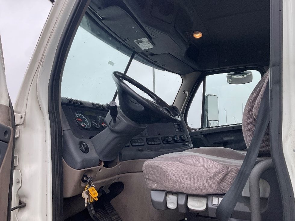 Day Cab Tractor-Heavy Duty Tractors-Freightliner-2018-Cascadia 12564ST-Kansas City-MO-520,953\n\t\tmiles-$ 34,500 - Image 9
