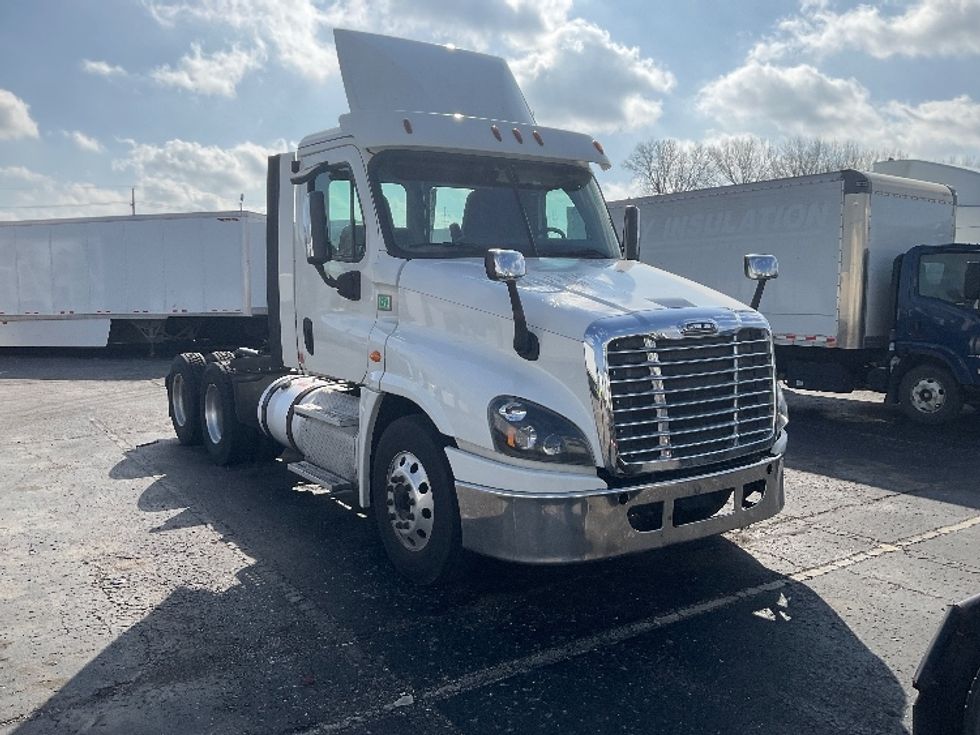 Day Cab Tractor-Heavy Duty Tractors-Freightliner-2018-Cascadia 12564ST-Kansas City-MO-562,321\n\t\tmiles-$ 32,750 - Image 1