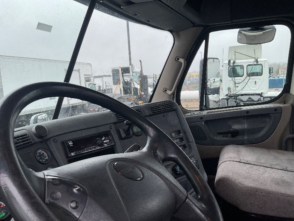 Day Cab Tractor-Heavy Duty Tractors-Freightliner-2018-Cascadia 12564ST-Kansas City-MO-562,321\n\t\tmiles-$ 32,750 - Image 10