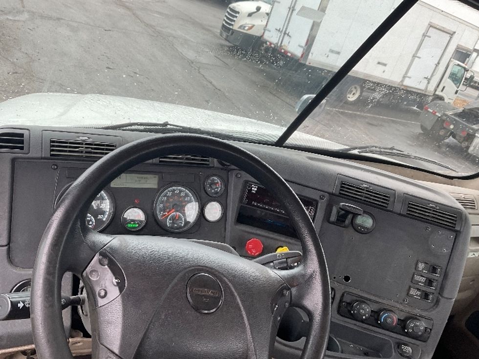 Day Cab Tractor-Heavy Duty Tractors-Freightliner-2018-Cascadia 12564ST-Kansas City-MO-562,321\n\t\tmiles-$ 32,750 - Image 11