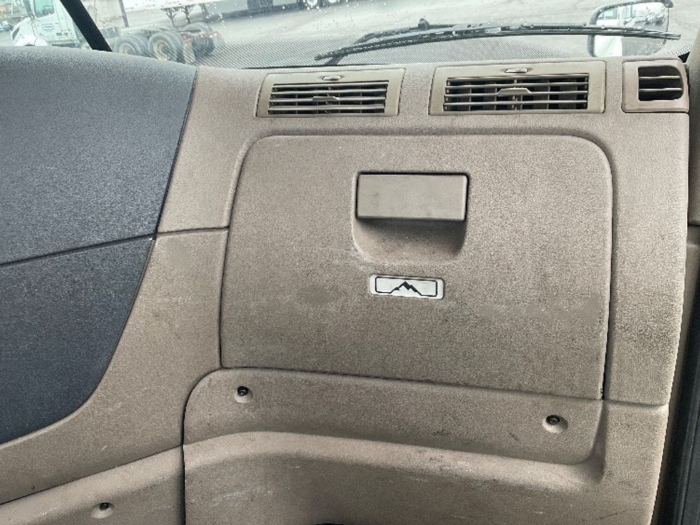 Day Cab Tractor-Heavy Duty Tractors-Freightliner-2018-Cascadia 12564ST-Kansas City-MO-562,321\n\t\tmiles-$ 32,750 - Image 13