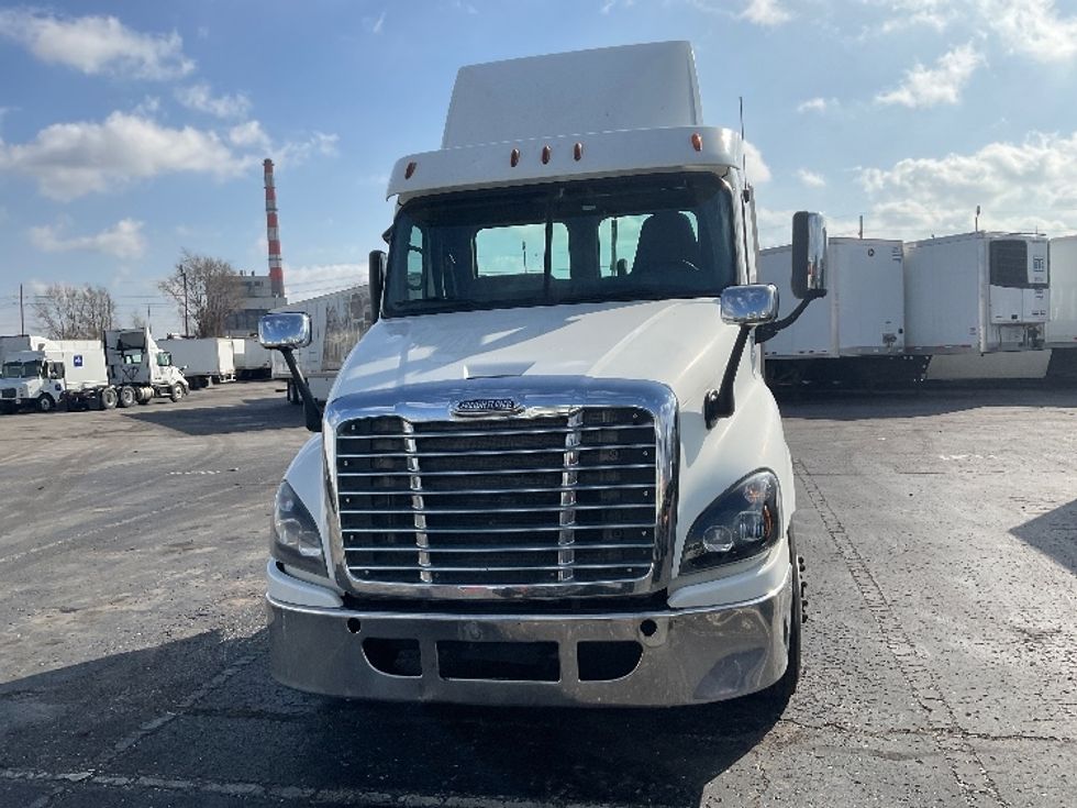 Day Cab Tractor-Heavy Duty Tractors-Freightliner-2018-Cascadia 12564ST-Kansas City-MO-562,321\n\t\tmiles-$ 32,750 - Image 2