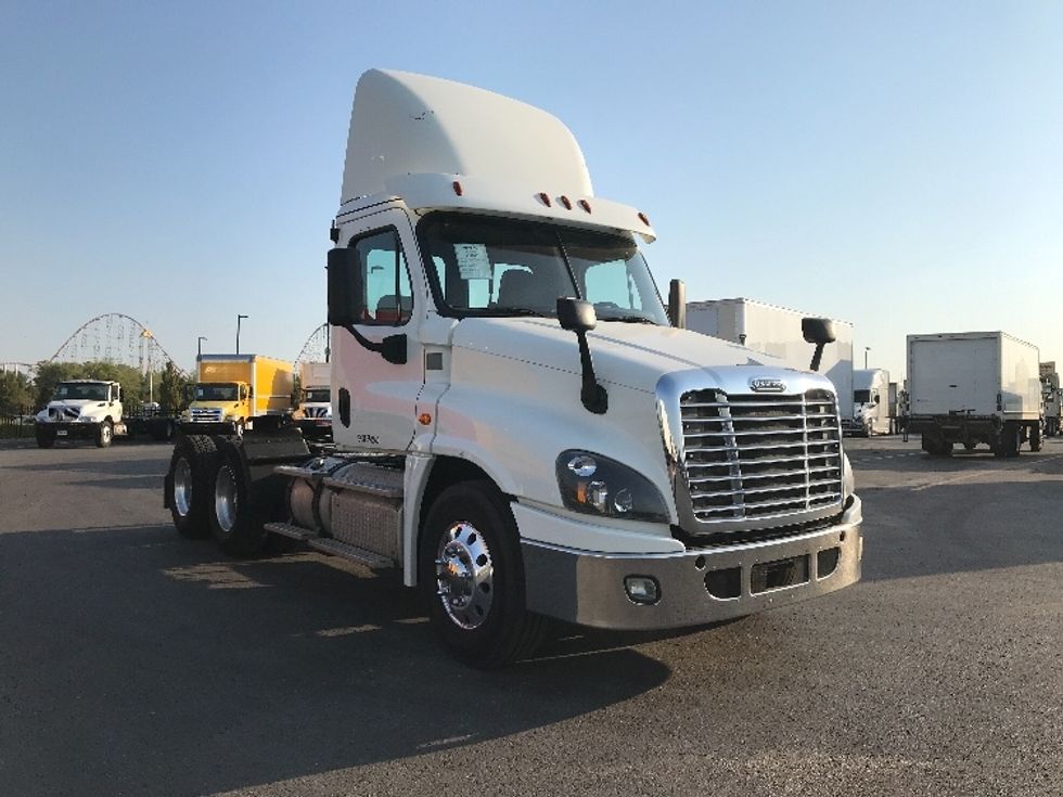 Day Cab Tractor-Heavy Duty Tractors-Freightliner-2018-Cascadia 12564ST-Kansas City-MO-587,963\n\t\tmiles-$ 32,250 - Image 1
