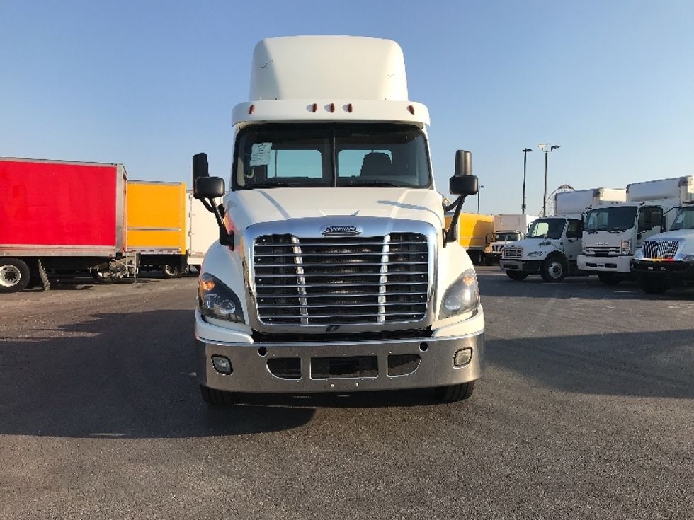 Day Cab Tractor-Heavy Duty Tractors-Freightliner-2018-Cascadia 12564ST-Kansas City-MO-587,963\n\t\tmiles-$ 32,250 - Image 2