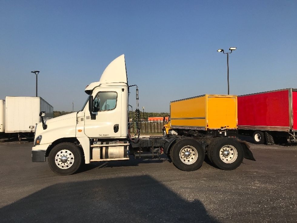 Day Cab Tractor-Heavy Duty Tractors-Freightliner-2018-Cascadia 12564ST-Kansas City-MO-587,963\n\t\tmiles-$ 32,250 - Image 4