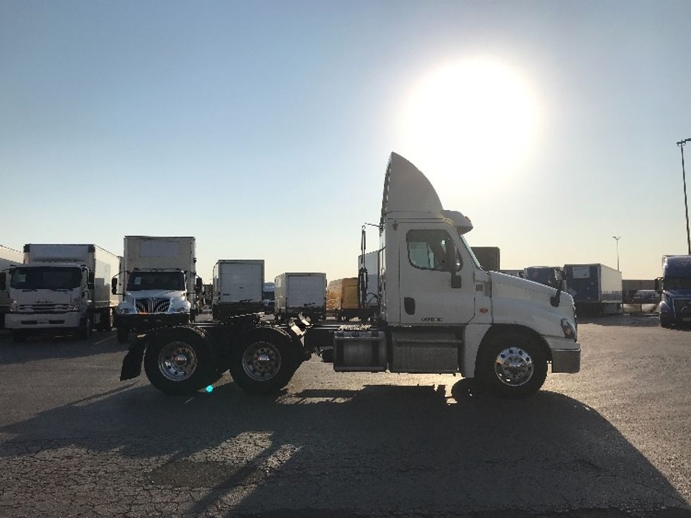 Day Cab Tractor-Heavy Duty Tractors-Freightliner-2018-Cascadia 12564ST-Kansas City-MO-587,963\n\t\tmiles-$ 32,250 - Image 8