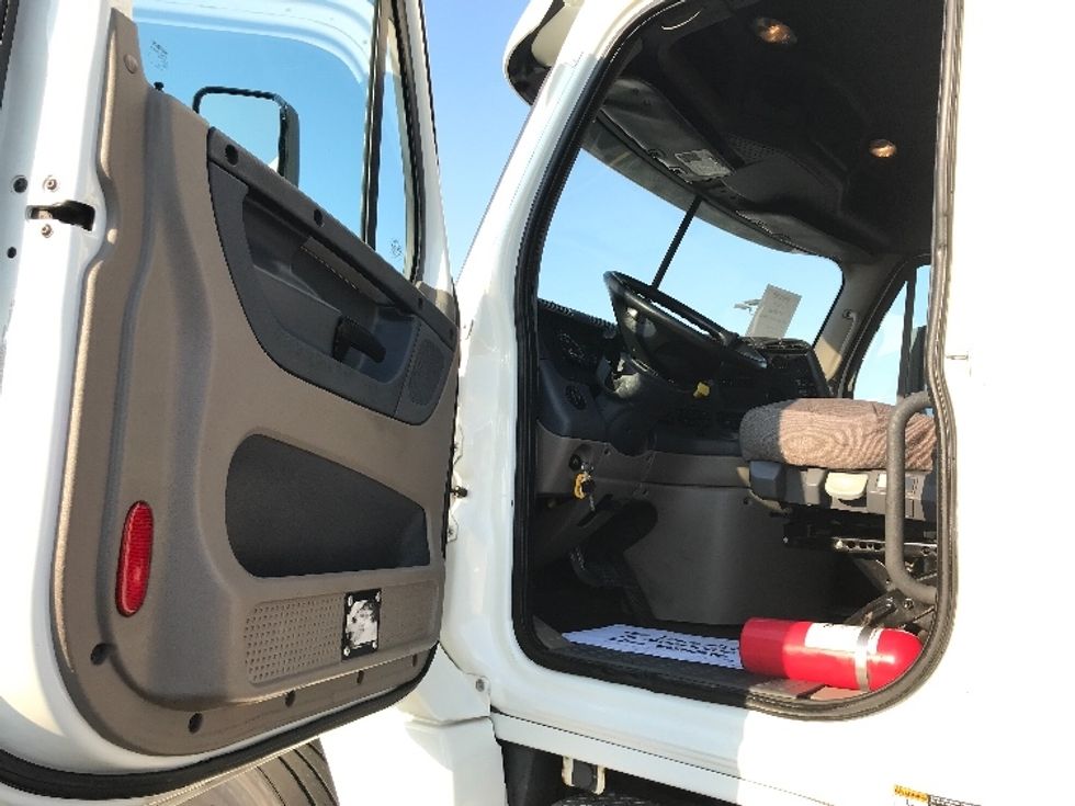 Day Cab Tractor-Heavy Duty Tractors-Freightliner-2018-Cascadia 12564ST-Kansas City-MO-587,963\n\t\tmiles-$ 32,250 - Image 9