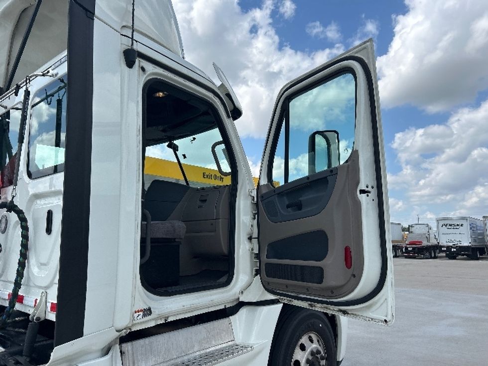 Day Cab Tractor-Heavy Duty Tractors-Freightliner-2018-Cascadia 12564ST-Katy-TX-690,080\n\t\tmiles-$ 24,000 - Image 12