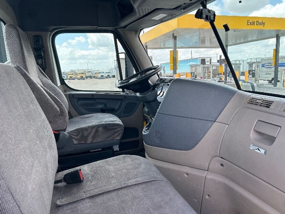 Day Cab Tractor-Heavy Duty Tractors-Freightliner-2018-Cascadia 12564ST-Katy-TX-690,080\n\t\tmiles-$ 24,000 - Image 14