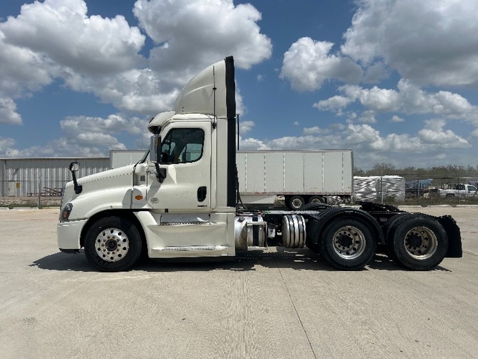 Day Cab Tractor-Heavy Duty Tractors-Freightliner-2018-Cascadia 12564ST-Katy-TX-690,080\n\t\tmiles-$ 24,000 - Image 4